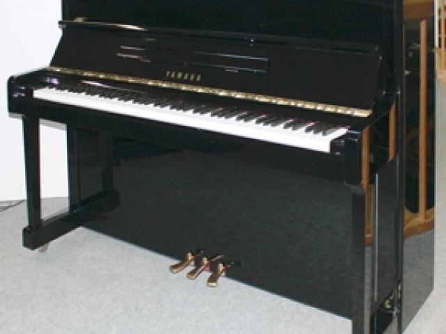 Klavier Yamaha U10BL, 121 cm, schwarz poliert, Nr. 4438276, 5 Jahre Garantie - 1